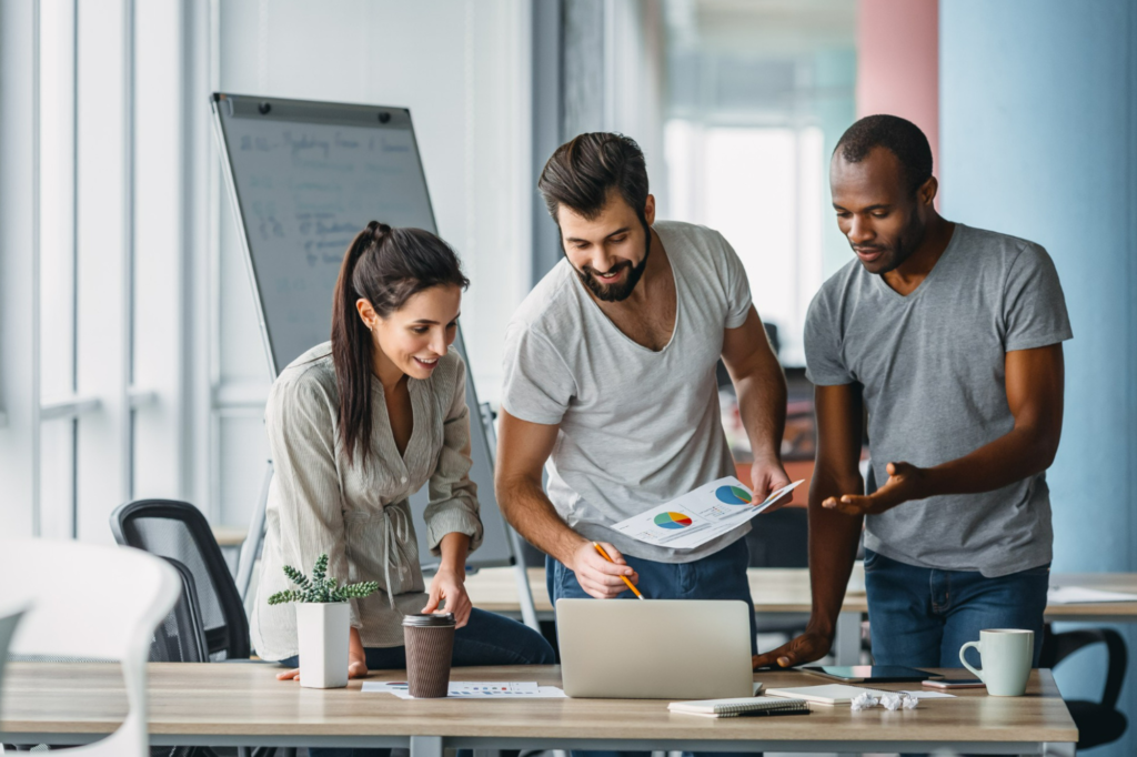 Estratégia integrada de marketing digital com SEO, tráfego pago e análise de dados